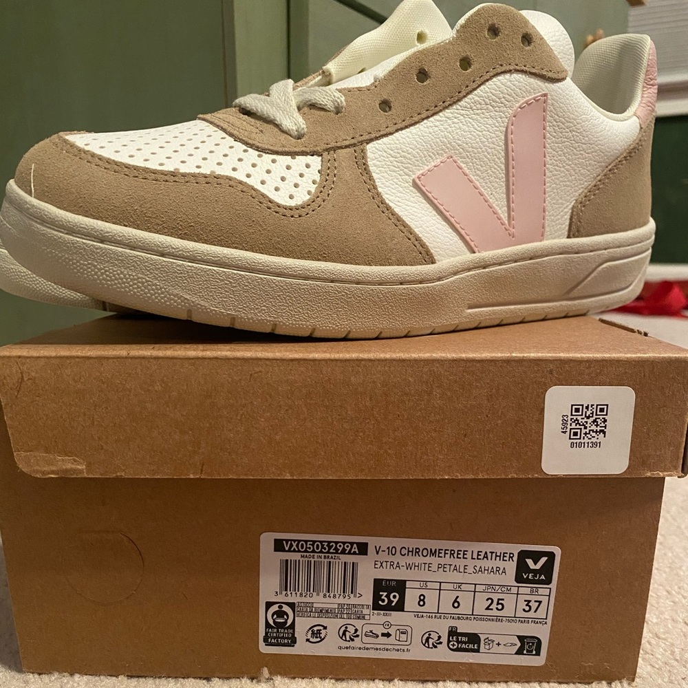 Veja V-10 Leather Sneaker